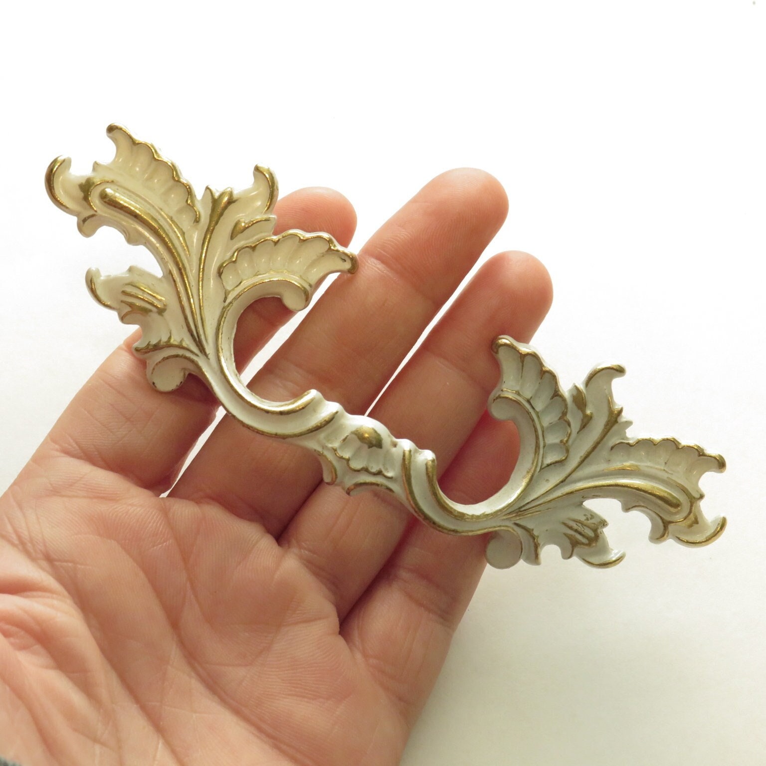 3 French Provincial Leaf Pull - Antique Brass - DL-P2773-BB