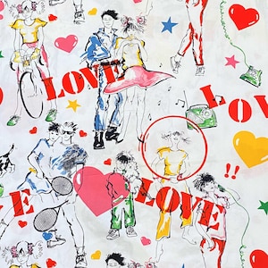 以下が含まれることがあります： 白い生地に、漫画のキャラクターと赤い「LOVE」の文字が繰り返し描かれたパターンがあります。キャラクターは、テニスをしている、自転車に乗っている、踊っているなど、さまざまなポーズをとっています。パターンには、ハート、星、音符も含まれています。
