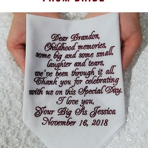 Puede incluir: Pa&ntilde;uelo blanco con texto bordado en rojo que dice "Querido Brandon, Recuerdos de la infancia, algunos grandes y algunos peque&ntilde;os, risas y l&aacute;grimas, hemos pasado por todo. Gracias por celebrar con nosotros este d&iacute;a especial. Te quiero, Tu hermana mayor Jessica 16 de noviembre de 2018."