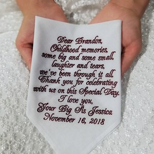 Puede incluir: Pa&ntilde;uelo blanco con un mensaje bordado en rojo que dice: "Querido Brandon, Recuerdos de la infancia, algunos grandes y algunos peque&ntilde;os. Risas y l&aacute;grimas, hemos pasado por todo. Gracias por celebrar con nosotros este d&iacute;a especial. Te quiero, Tu hermana mayor Jessica 16 de noviembre de 2018"
