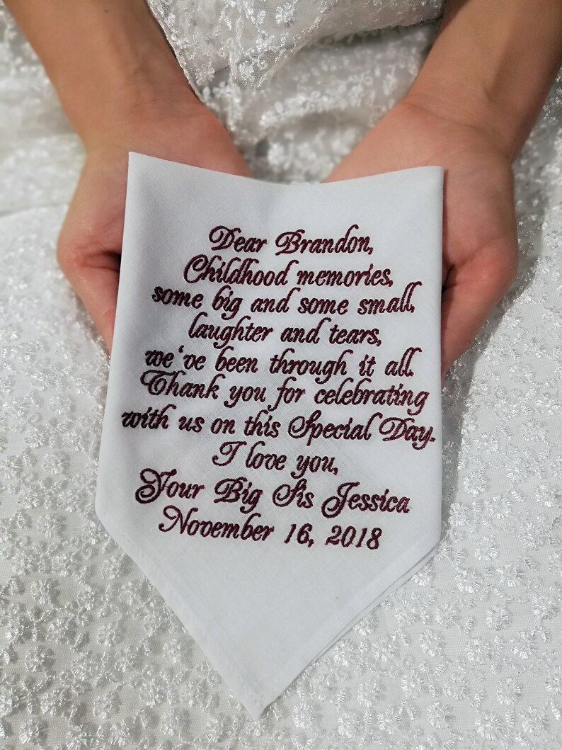 Puede incluir: Pa&ntilde;uelo blanco con un mensaje bordado en rojo que dice: "Querido Brandon, Recuerdos de la infancia, algunos grandes y algunos peque&ntilde;os. Risas y l&aacute;grimas, hemos pasado por todo. Gracias por celebrar con nosotros este d&iacute;a especial. Te quiero, Tu hermana mayor Jessica 16 de noviembre de 2018"
