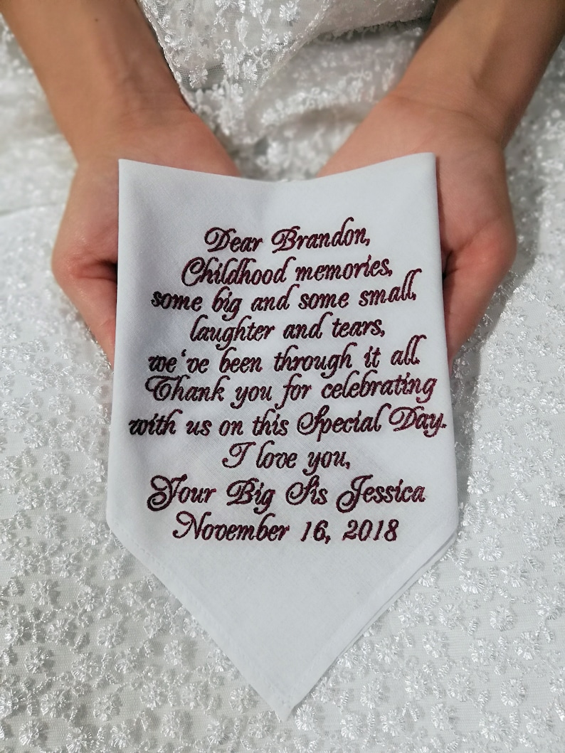 Puede incluir: Pa&ntilde;uelo blanco con un mensaje bordado en rojo que dice: "Querido Brandon, Recuerdos de la infancia, algunos grandes y algunos peque&ntilde;os. Risas y l&aacute;grimas, hemos pasado por todo. Gracias por celebrar con nosotros este d&iacute;a especial. Te quiero, Tu hermana mayor Jessica 16 de noviembre de 2018"