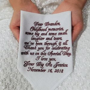 Puede incluir: Pa&ntilde;uelo blanco con texto bordado en color marr&oacute;n que dice: "Querido Brandon, Recuerdos de la infancia, algunos grandes y algunos peque&ntilde;os, risas y l&aacute;grimas, hemos pasado por todo. Gracias por celebrar con nosotros este d&iacute;a especial. Te quiero, Tu hermana mayor Jessica 16 de noviembre de 2018"