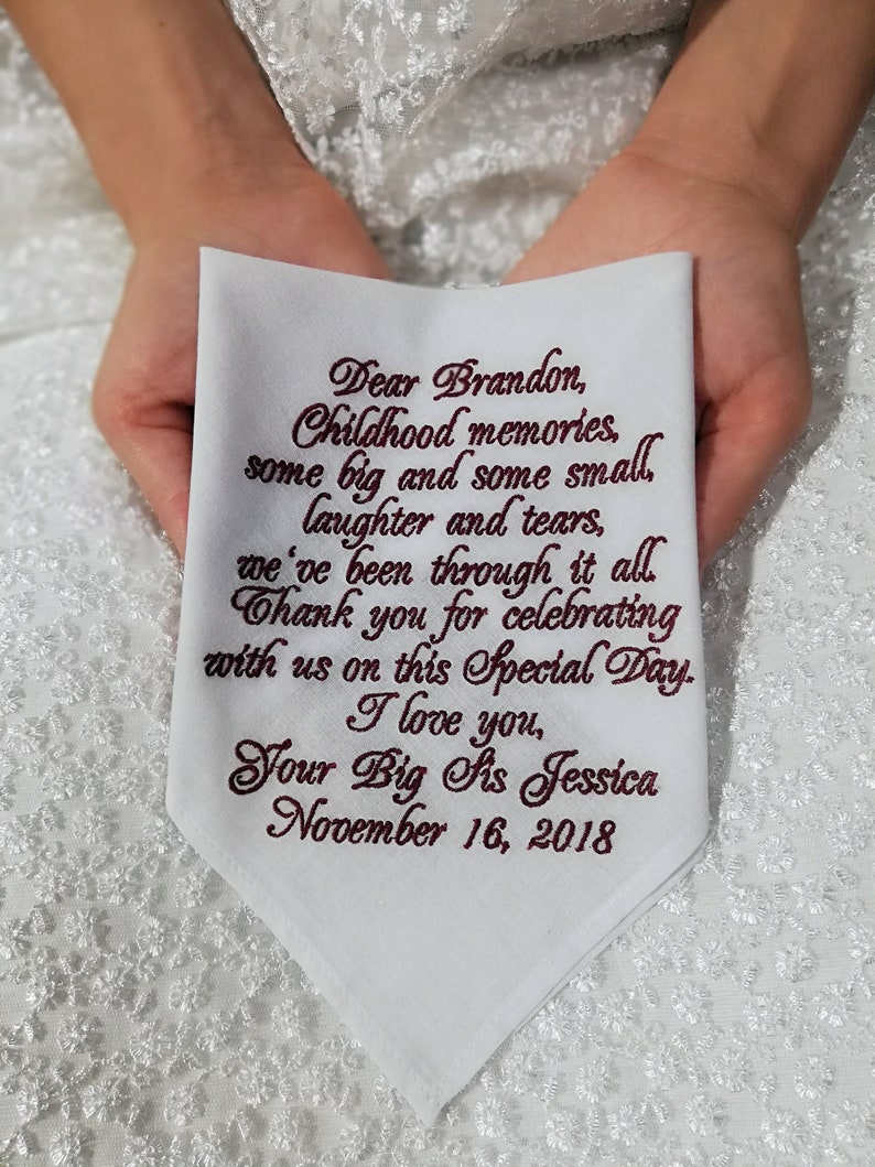 Puede incluir: Pa&ntilde;uelo blanco con texto bordado en color marr&oacute;n que dice: "Querido Brandon, Recuerdos de la infancia, algunos grandes y algunos peque&ntilde;os, risas y l&aacute;grimas, hemos pasado por todo. Gracias por celebrar con nosotros este d&iacute;a especial. Te quiero, Tu hermana mayor Jessica 16 de noviembre de 2018"