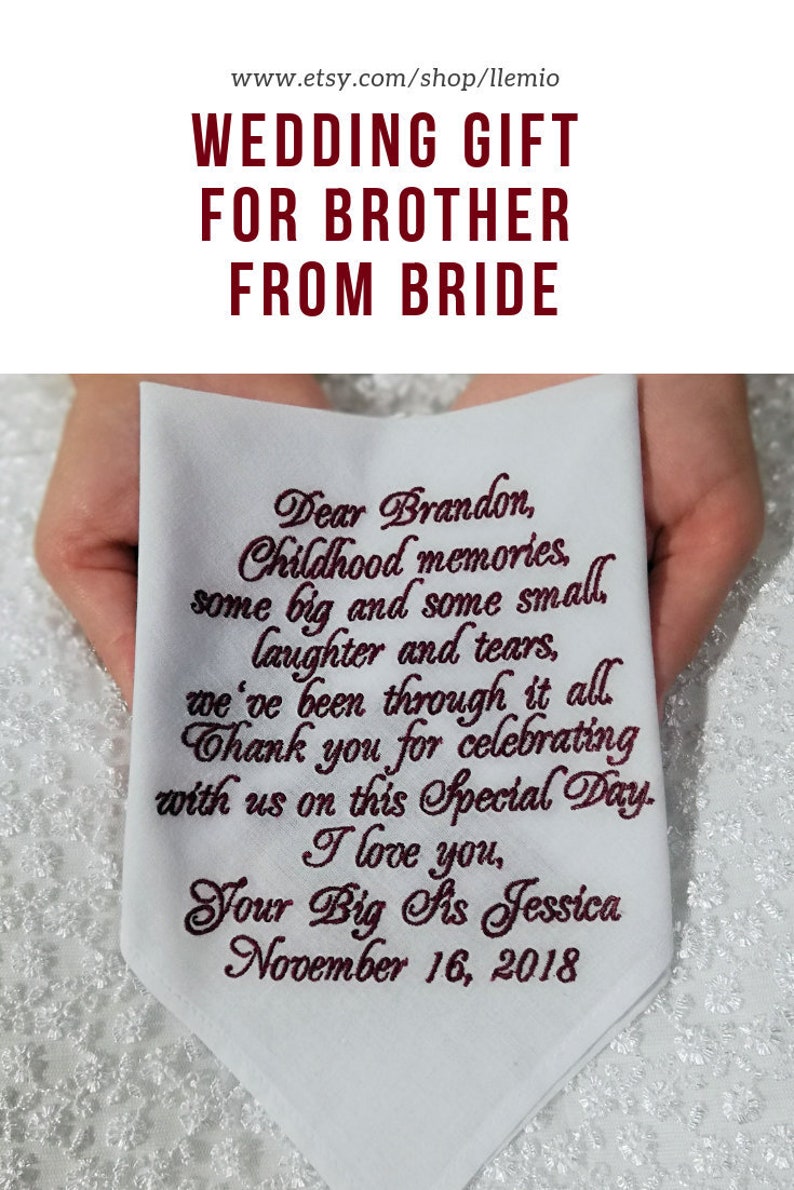 Puede incluir: Pa&ntilde;uelo blanco con texto bordado en rojo que dice "Querido Brandon, Recuerdos de la infancia, algunos grandes y algunos peque&ntilde;os, risas y l&aacute;grimas, hemos pasado por todo. Gracias por celebrar con nosotros este d&iacute;a especial. Te quiero, Tu hermana mayor Jessica 16 de noviembre de 2018."