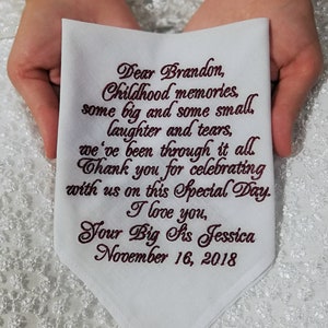 Puede incluir: Pa&ntilde;uelo blanco con texto bordado en color burdeos que dice "Querido Brandon, Recuerdos de la infancia, algunos grandes y algunos peque&ntilde;os, risas y l&aacute;grimas, hemos pasado por todo. Gracias por celebrar con nosotros este d&iacute;a especial. Te quiero, Tu hermana mayor Jessica 16 de noviembre de 2018"