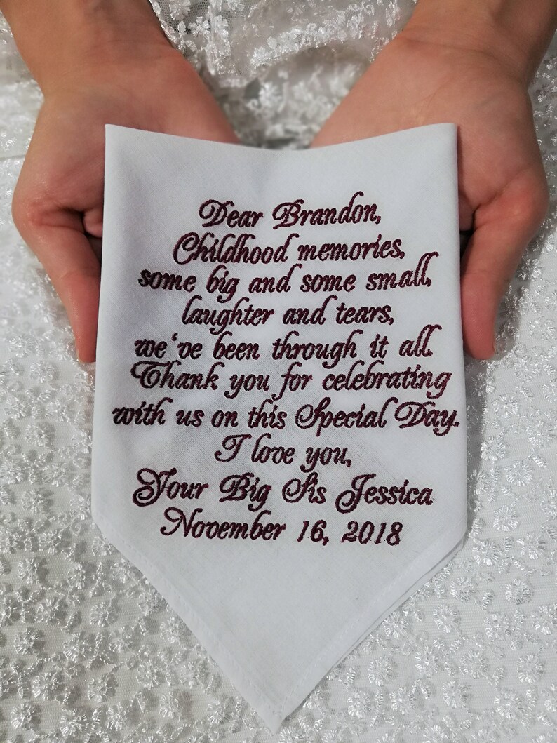 Puede incluir: Pa&ntilde;uelo blanco con texto bordado en color burdeos que dice "Querido Brandon, Recuerdos de la infancia, algunos grandes y algunos peque&ntilde;os, risas y l&aacute;grimas, hemos pasado por todo. Gracias por celebrar con nosotros este d&iacute;a especial. Te quiero, Tu hermana mayor Jessica 16 de noviembre de 2018"