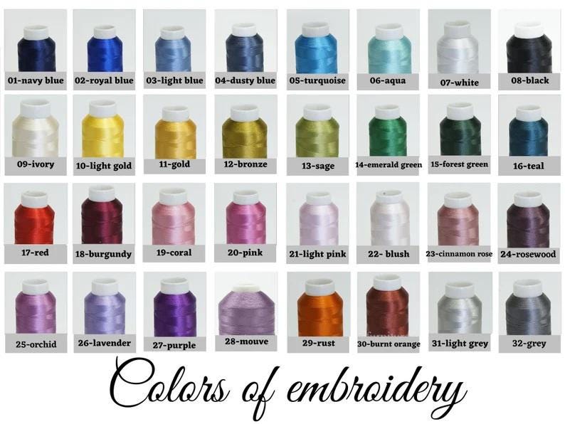 Puede incluir: Una tabla de 32 colores diferentes de hilo de bordar, cada color est&aacute; etiquetado con un n&uacute;mero y un nombre. Los colores incluyen azul marino, azul real, azul claro, azul polvoriento, turquesa, aguamarina, blanco, negro, marfil, oro claro, oro, bronce, salvia, verde esmeralda, verde bosque, azul verdoso, rojo, burdeos, coral, rosa, rosa claro, rubor, rosa canela, palo de rosa, orqu&iacute;dea, lavanda, morado, malva, &oacute;xido, naranja quemado, gris claro y gris.