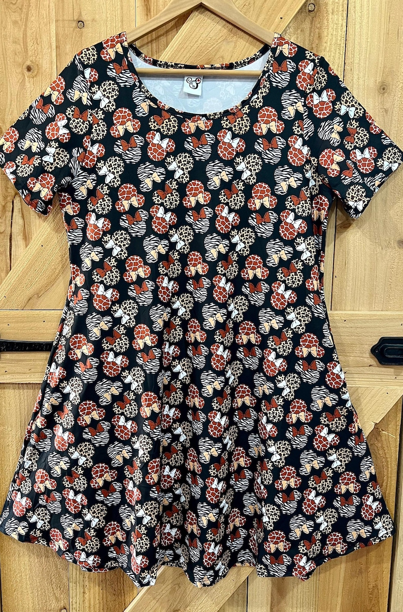 Vestido Animal Kingdom Disney Minnie Mouse Safari Mamá e hija leopardo cebra jirafa BOLSILLOS Listo para enviar para niños, adultos talla regular y tallas grandes imagen 3
