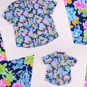 Camisa social da Disney para homens e meninos, com estampa tropical do Mickey Mouse em azul marinho e rosa, e camisa estilo havaiano com palmeiras para combinar com a família.