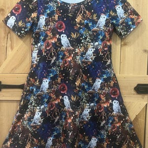 Jurk met Hedwig-uil Harry P-print.  Universele studiojurk met korte mouwen voor dames met zakken, normale en grote maten