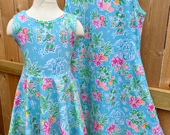 Vestido con estampado veraniego tropical de Minnie Mouse de Disney, en aguamarina y rosa. ¡Para mamá y para mí también! BOLSILLOS. Listo para enviar, tallas de niños a adultos, regular y extra grande.