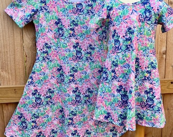 Vestido Disney de Mickey y Minnie con estampado azul de ensueño. Vestido Disney a juego para mamá e hija con bolsillos, ideal para niñas y tallas grandes. Manga corta.
