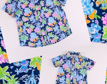 Camisa abotonada de Disney para hombres y niños, con estampado tropical de Mickey Mouse en azul marino y rosa, estilo hawaiano con palmeras, ideal para las vacaciones en familia.