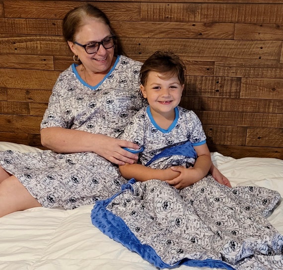 Completo pigiama per bambini. Camicie e camicia Stitch 626 design del  tessuto abbinato alla camicia da notte e alla coperta della mamma