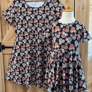 Vestido Animal Kingdom Disney Minnie Mouse Safari Mamá e hija leopardo cebra jirafa BOLSILLOS Listo para enviar para niños, adultos talla regular y tallas grandes imagen 1