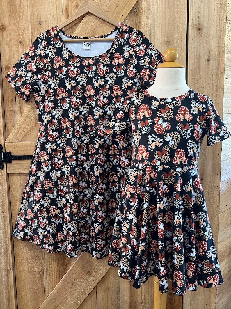 Vestido Animal Kingdom Disney Minnie Mouse Safari Mamá e hija leopardo cebra jirafa BOLSILLOS Listo para enviar para niños, adultos talla regular y tallas grandes imagen 1