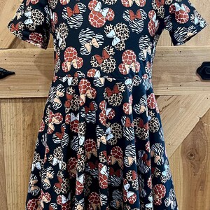 Vestido Animal Kingdom Disney Minnie Mouse Safari Mamá e hija leopardo cebra jirafa BOLSILLOS Listo para enviar para niños, adultos talla regular y tallas grandes imagen 2