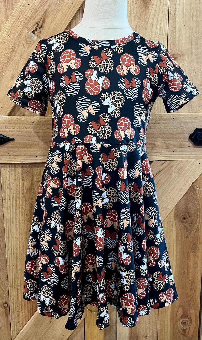 Vestido Animal Kingdom Disney Minnie Mouse Safari Mamá e hija leopardo cebra jirafa BOLSILLOS Listo para enviar para niños, adultos talla regular y tallas grandes imagen 2