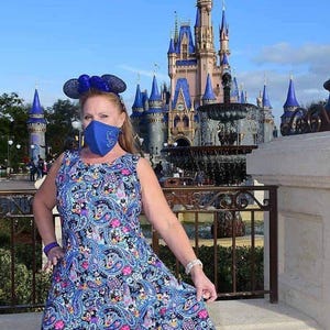 Vestido con estampado Disney Paisley de Mickey. Vestido Disney sin mangas para mujer con bolsillos, tallas regulares y grandes.