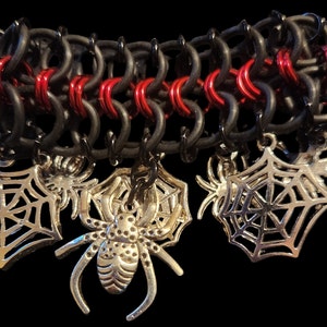 Spider charm EPDM rubber and anodized aluminum chainmail chainmaille bracelet
