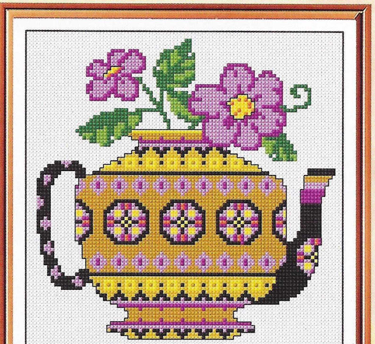 Схемы вышивки чайников. Вышивка крестом чайнички. Вышивка крестом чайник. Вышитые домики чайнички. Вышивка чайник с цветами.