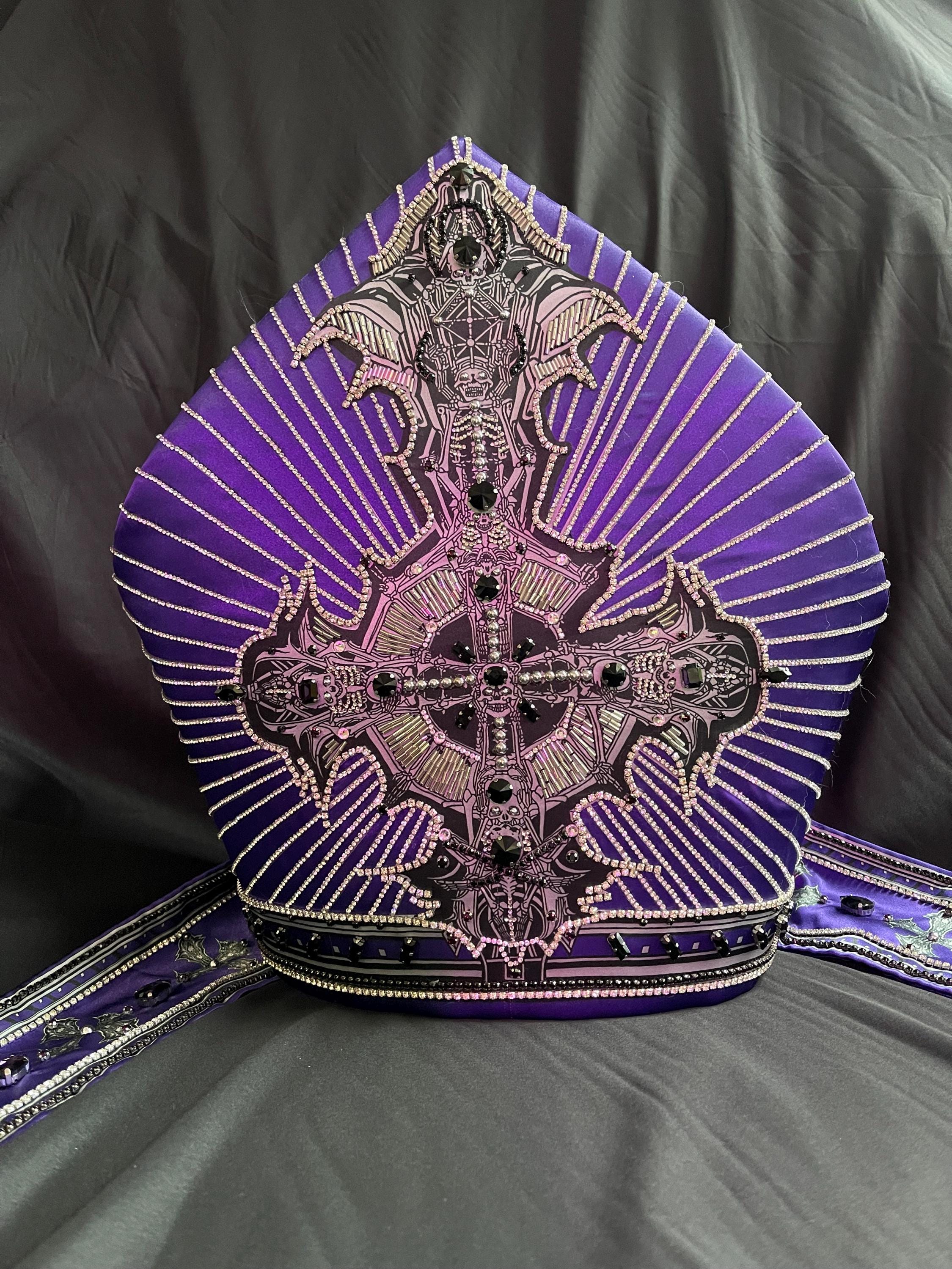 Bishops Mitre Hat Hi-res Stock Photography And Images