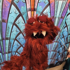 Röd lurvig monsterhanddocka: TikTok-rekvisita