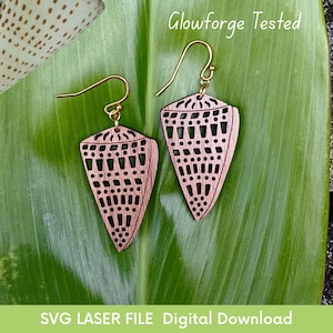 Puede incluir: Un par de pendientes de madera cortados con láser con un diseño geométrico. Los pendientes son de color marrón claro y presentan formas recortadas. Cuelgan de ganchos dorados. El texto "Glowforge Tested" y "SVG LASER FILE Digital Download" es visible.