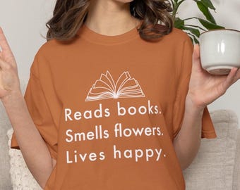 Läser böcker, luktar blommor, lever lyckligt - Comfort Colors T-shirt - ordkonst - boklig läsning - välj din färgstorlek