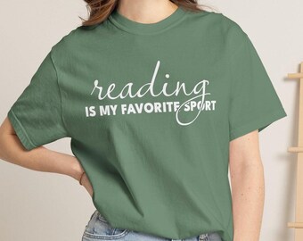 Läsning är min favoritsport - Comfort Colors T-shirt - ordkonst - boklig läsning - välj din färgstorlek - grafisk t-shirt