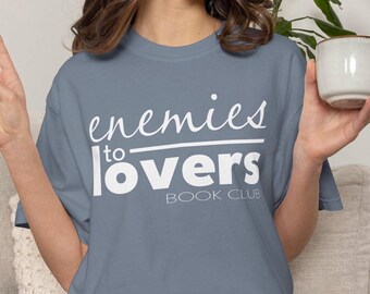 Bokklubben Enemies to Lovers - Comfort Colors T-shirt - ordkonst - boklig läsning - välj din färgstorlek