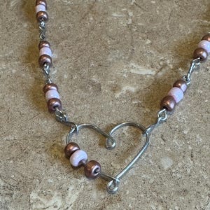 Gargantilla de cuentas de corazón • Collar de alambre hecho a mano • Collar de cuentas • Collar de amor