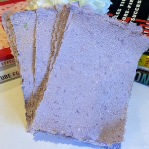 Papier fait main • Papier artisanal • Papier pour journaux indésirables • Papier artisanal violet