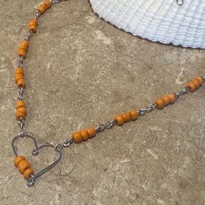 Gargantilla de cuentas de corazón • Collar de alambre hecho a mano • Collar de cuentas • Collar de amor