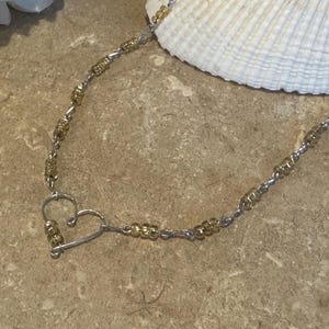 Gargantilla de cuentas de corazón • Collar de alambre hecho a mano • Collar de cuentas • Collar de amor