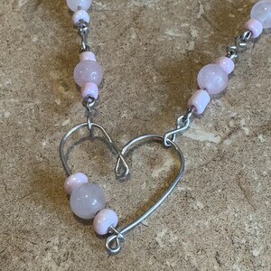 Gargantilla de cuentas de corazón • Collar de alambre hecho a mano • Collar de cuentas • Collar de amor