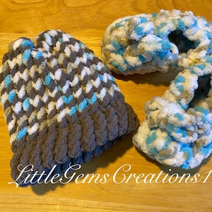 Baby Booties / Slippers / Shoes and hat Newborn / Infant size Snowman Christmas Winter New Handmade