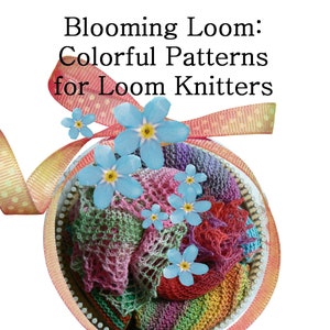 Puede incluir: Una colorida exhibición de patrones de tejido en un recipiente redondo, adornada con flores azules y una cinta. El texto dice "Blooming Loom: Colorful Patterns for Loom Knitters" y "By Renee Van Hoy Invisible Loom".