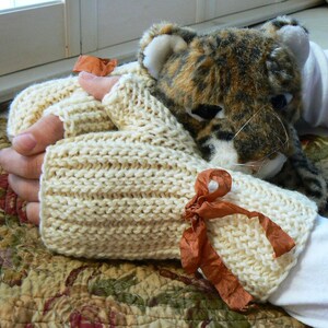 Kittens' Lost Mittens for loom knitters image 2
