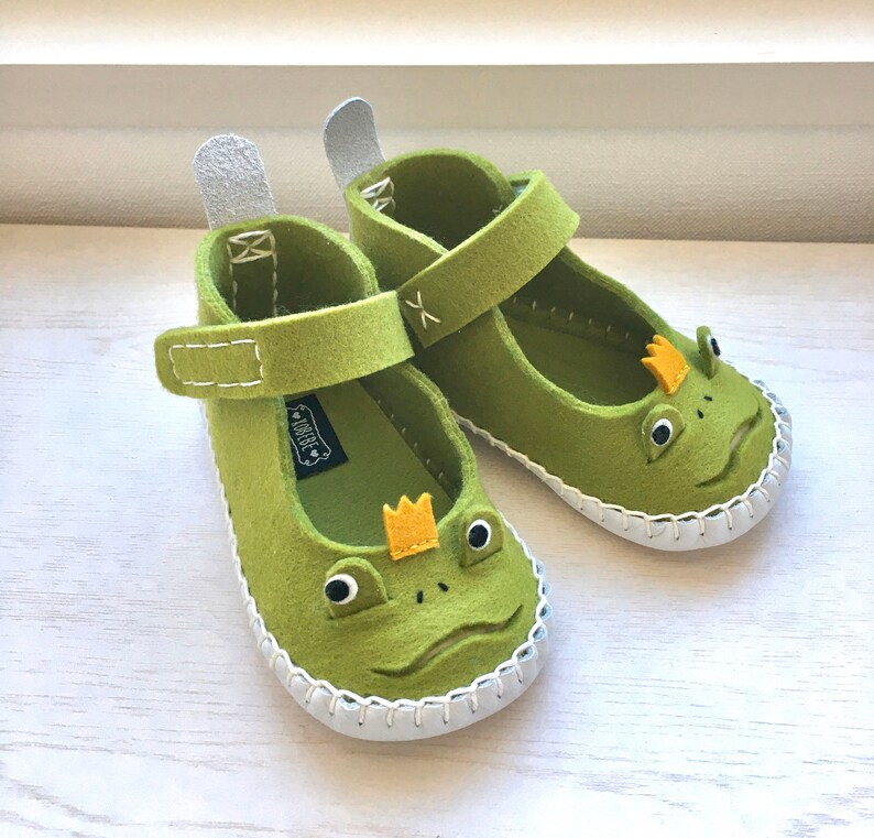 Green frog shoes for baby and toddler made of felt leather