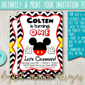 Może przedstawiać: Drukowane zaproszenie na pierwsze urodziny z czarno-białym wzorem chevron, żółto-czarną paską i kreskówkową postacią Myszki Miki. Zaproszenie zawiera napis "Colten kończy roczek" i tekst "Czas świętować!" wraz z datą i godziną.