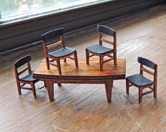 Kit de mesa e cadeiras de jantar em miniatura na escala 1:48