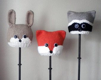 Patrón de gorro de punto con animales del bosque