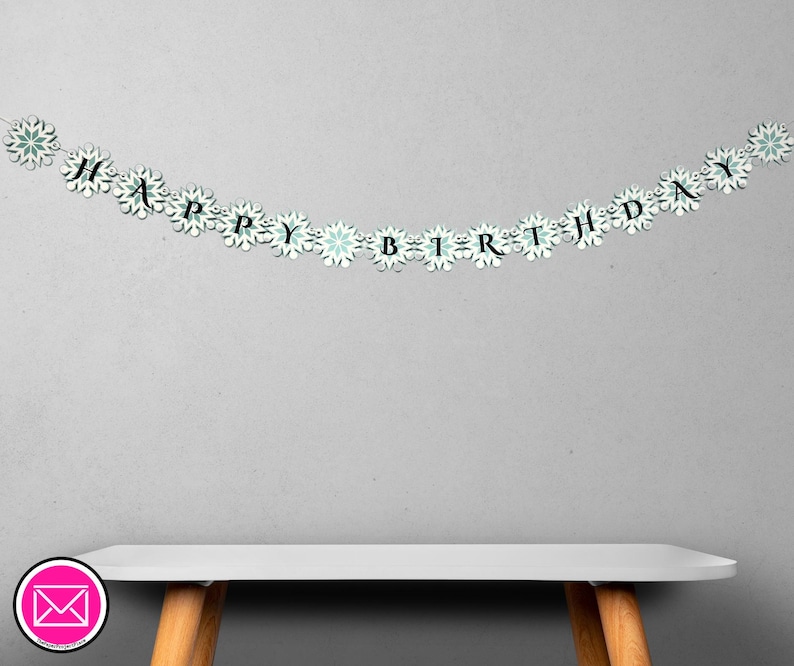 以下が含まれることがあります： 「HAPPY BIRTHDAY」の文字が黒字で書かれた白いバナー。文字は、白と水色の雪の結晶型の切り抜きで繋がれています。バナーは灰色の壁に掛けられています。