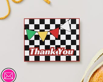 Puede incluir: Una tarjeta de agradecimiento rectangular con un fondo de cuadros blancos y negros. Una guirnalda de cuatro banderines triangulares en verde, amarillo, rojo y blanco cuelga en la parte superior. El texto Thank You está impreso en rojo.