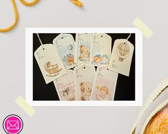 Puede incluir: Un conjunto de ocho etiquetas de regalo rectangulares con ilustraciones de ositos de peluche, una cuna, un globo aerostático y bebés durmiendo. Cada etiqueta tiene un cordel blanco y el texto impreso To: From: para personalizar el mensaje.