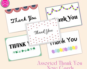 Puede incluir: Una colección de cinco tarjetas de agradecimiento rectangulares con varios diseños que incluyen banderines rojos, blancos y azules, cuentas coloridas, pequeños corazones rojos, tréboles verdes y huevos pastel, con el texto Thank You.