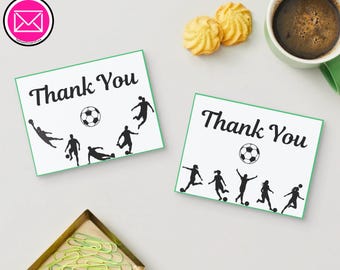 Puede incluir: Dos tarjetas de agradecimiento rectangulares blancas con un borde verde fino. Cada tarjeta presenta siluetas negras de jugadores de fútbol en varias poses de acción y un gráfico de balón central. El texto Thank You está impreso en negrita.