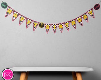 Puede incluir: Una guirnalda con temática de carreras que presenta banderines triangulares con un patrón de cuadros blancos y negros y letras amarillas que forman HAPPY BIRTHDAY. Incluye detalles circulares con gráficos de GO, STOP y un semáforo.
